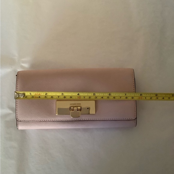 Michael Kors Wristlet/Wallet in light pink - Picture 5 of 7